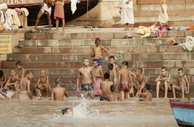 Varanasi, Uttar Pradesh, Hindistan - 15 Temmuz 2007: banyo ve ritüel su kutsal Ganj Nehri, sabahın erken saatlerinde gerçekleştirme hacılar