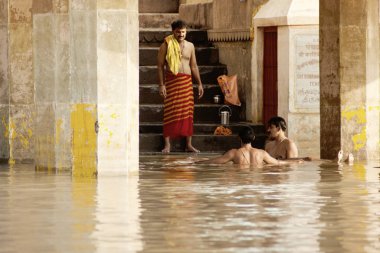 Varanasi, Uttar Pradesh, Hindistan - 15 Temmuz 2007: banyo ve ritüel su kutsal Ganj Nehri, sabahın erken saatlerinde gerçekleştirme hacılar