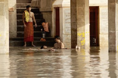 Varanasi, Uttar Pradesh, Hindistan - 15 Temmuz 2007: banyo ve ritüel su kutsal Ganj Nehri, sabahın erken saatlerinde gerçekleştirme hacılar
