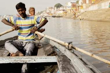 Varanasi, Uttar Pradesh, Hindistan - 15 Temmuz 2007: banyo ve ritüel su kutsal Ganj Nehri, sabahın erken saatlerinde gerçekleştirme hacılar