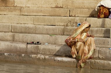 Varanasi, Uttar Pradesh, Hindistan - 15 Temmuz 2007: banyo ve ritüel su kutsal Ganj Nehri, sabahın erken saatlerinde gerçekleştirme hacılar 