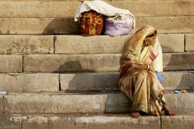 Varanasi, Uttar Pradesh, Hindistan - 15 Temmuz 2007: banyo ve ritüel su kutsal Ganj Nehri, sabahın erken saatlerinde gerçekleştirme hacılar 