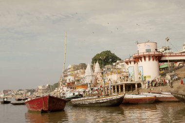 Varanasi, Uttar Pradesh, Hindistan - 15 Temmuz 2007: banyo ve ritüel su kutsal Ganj Nehri, sabahın erken saatlerinde gerçekleştirme hacılar