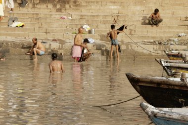 Varanasi, Uttar Pradesh, Hindistan - 15 Temmuz 2007: banyo ve ritüel su kutsal Ganj Nehri, sabahın erken saatlerinde gerçekleştirme hacılar