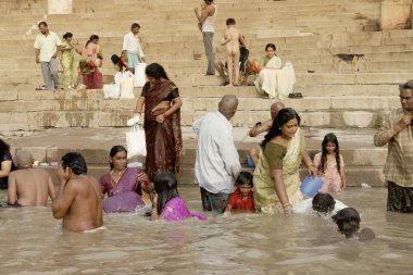 Varanasi, Uttar Pradesh, Hindistan - 15 Temmuz 2007: banyo ve ritüel su kutsal Ganj Nehri, sabahın erken saatlerinde gerçekleştirme hacılar