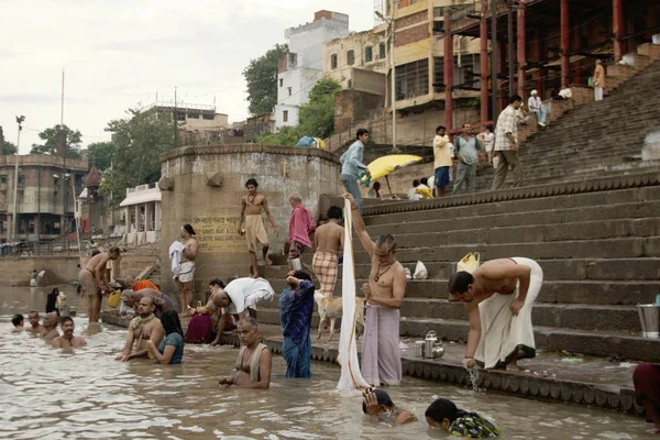 Varanasi Uttar Pradesh India Luglio 2007 Pellegrini Che Fanno Bagno — Foto Stock