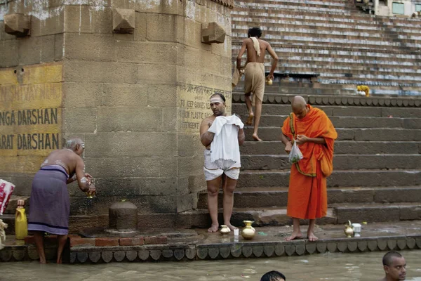 Varanasi Uttar Pradesh India July 2007 Pilgrims Bathing Performing Ritual — Stock Photo, Image