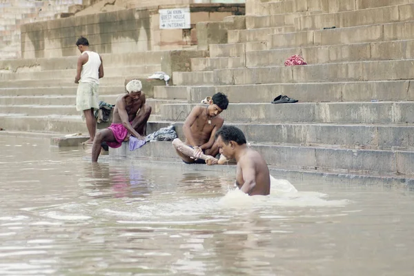 Varanasi Uttar Pradesh Indie Července 2007 Poutníci Koupání Provádění Rituálu — Stock fotografie