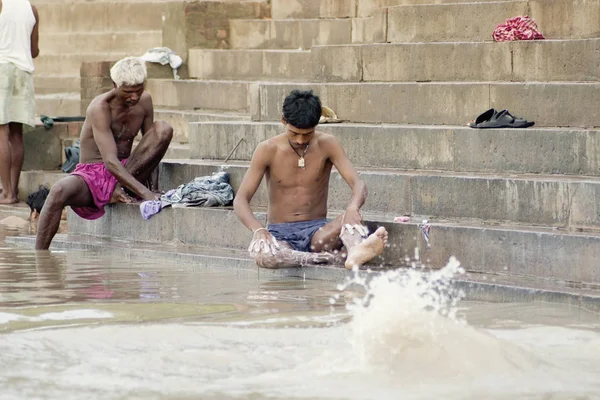 印度北方邦瓦拉纳西 2007年7月15日 清晨朝圣者沐浴和表演仪式在水神圣的恒河畔 — 图库照片