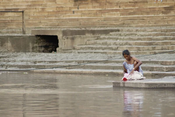 Varanasi Uttar Pradesh India Julio 2007 Los Peregrinos Bañan Realizan — Foto de Stock