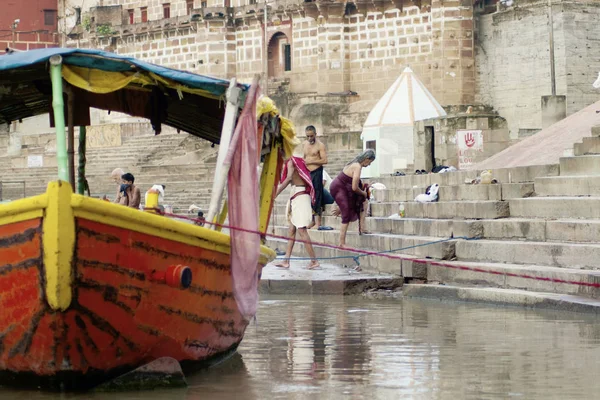 Varanasi Uttar Pradesh India July 2007 Pilgrims Bathing Performing Ritual — Stock Photo, Image