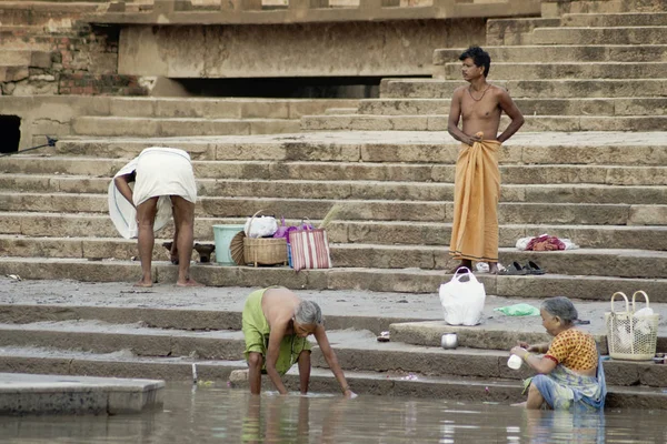 Varanasi Uttar Pradesh Indien Juli 2007 Pilgrimer Bad Och Utföra — Stockfoto