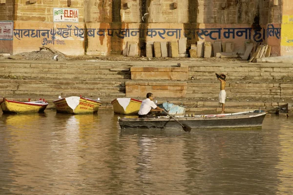 Varanasi Uttar Pradesh India July 2007 Pilgrims Bathing Performing Ritual — Stock Photo, Image