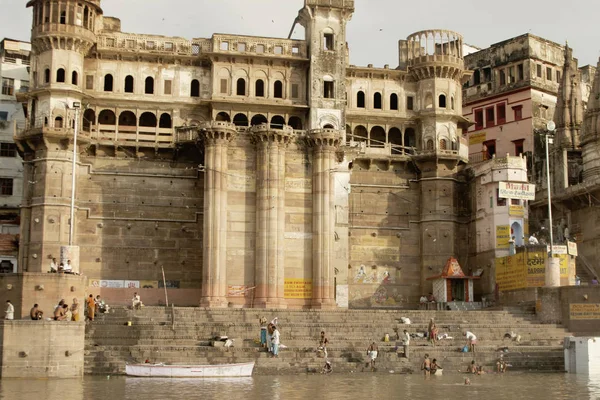 Varanasi Uttar Pradesh India July 2007 Pilgrims Bathing Performing Ritual — Stock Photo, Image