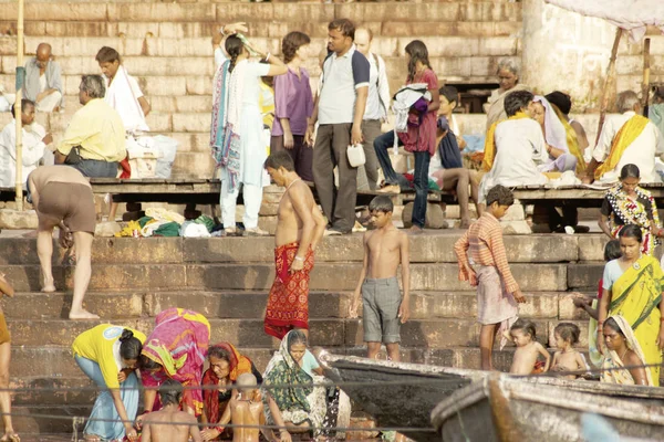 Varanasi Uttar Pradesh India Juli 2007 Pelgrims Baden Uitvoeren Van — Stockfoto