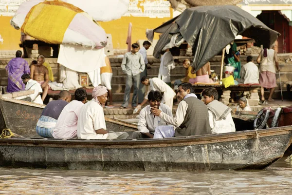 Varanasi Uttar Pradesh India Julio 2007 Los Peregrinos Bañan Realizan — Foto de Stock