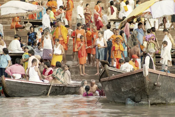 Varanasi Uttar Pradesh Indie Července 2007 Poutníci Koupání Provádění Rituálu — Stock fotografie
