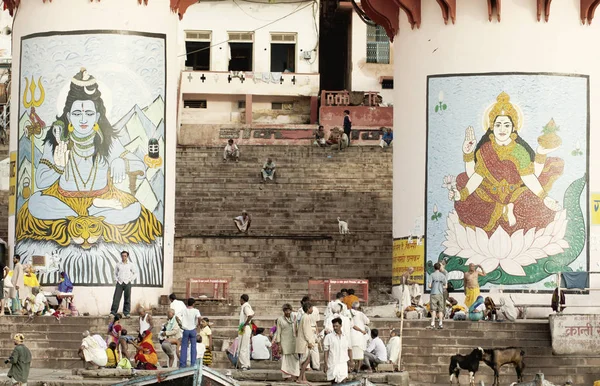 Varanasi Uttar Pradesh India July 2007 Pilgrims Bathing Performing Ritual — Stock Photo, Image