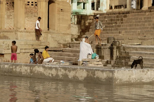 Varanasi Uttar Pradesh Indie Lipca 2007 Pielgrzymów Kąpieliskach Wykonywania Rytuału — Zdjęcie stockowe