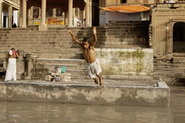 Varanasi Uttar Pradesh India July 2007 Pilgrims Bathing Performing Ritual — Stock Photo, Image