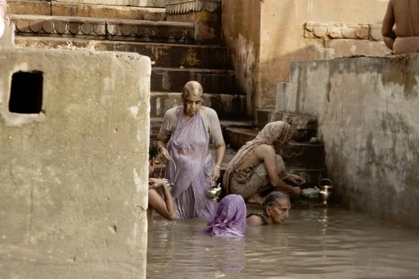 Varanasi, Uttar Pradesh, Hindistan - 15 Temmuz 2007: banyo ve ritüel su kutsal Ganj Nehri, sabahın erken saatlerinde gerçekleştirme hacılar