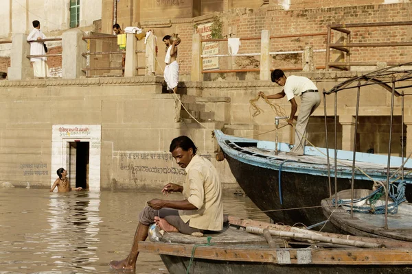 Varanasi Uttar Pradesh India Juli 2007 Pelgrims Baden Uitvoeren Van — Stockfoto