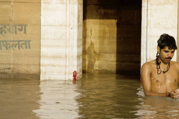 Varanasi, Uttar Pradesh, Hindistan - 15 Temmuz 2007: banyo ve ritüel su kutsal Ganj Nehri, sabahın erken saatlerinde gerçekleştirme hacılar 