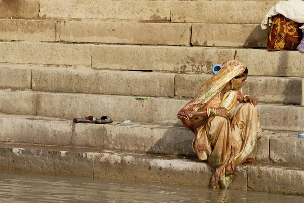 Varanasi Uttar Pradesh Indie Července 2007 Poutníci Koupání Provádění Rituálu — Stock fotografie