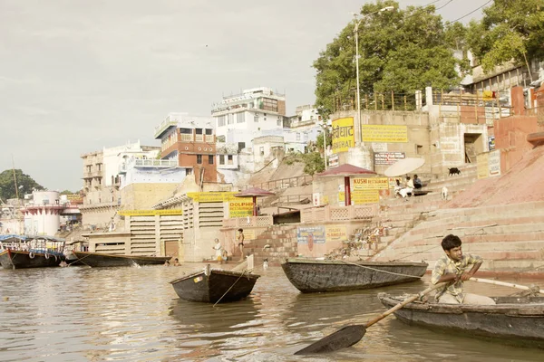 Varanasi Uttar Pradesh Indie Lipca 2007 Pielgrzymów Kąpieliskach Wykonywania Rytuału — Zdjęcie stockowe