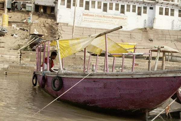 Varanasi Uttar Pradesh India July 2007 Pilgrims Bathing Performing Ritual — Stock Photo, Image