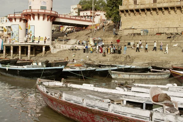 Varanasi Uttar Pradesh Indie Července 2007 Poutníci Koupání Provádění Rituálu — Stock fotografie