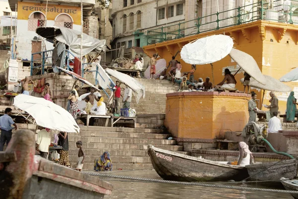 Varanasi Uttar Pradesh Indie Července 2007 Poutníci Koupání Provádění Rituálu — Stock fotografie