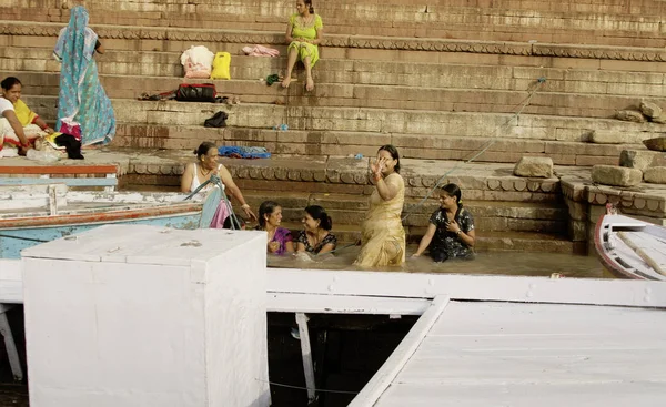 Varanasi Uttar Pradesh India Luglio 2007 Pellegrini Che Fanno Bagno — Foto Stock