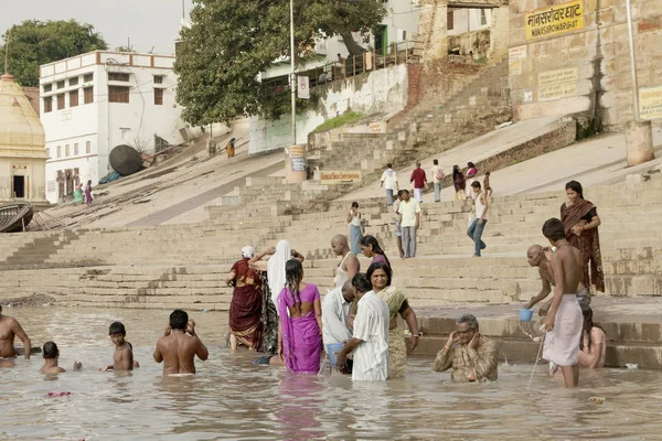 Varanasi Uttar Pradesh Indie Července 2007 Poutníci Koupání Provádění Rituálu — Stock fotografie