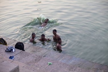 Varanasi, Uttar Pradesh, Hindistan - 7 Temmuz 2018: banyo ve ritüel su kutsal Ganj Nehri, sabahın erken saatlerinde gerçekleştirme hacılar