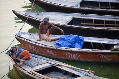 Varanasi, Uttar Pradesh, Hindistan - 7 Temmuz 2018:, Deniz araçları, Hindistan'da Ganga nehrinde / Varanasi