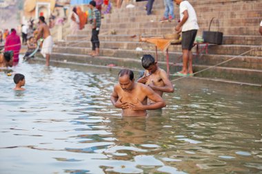 Varanasi, Uttar Pradesh, Hindistan - 7 Temmuz 2018: banyo ve ritüel su kutsal Ganj Nehri, sabahın erken saatlerinde gerçekleştirme hacılar