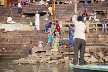 Varanasi, Uttar Pradesh, Hindistan - 7 Temmuz 2018: banyo ve ritüel su kutsal Ganj Nehri, sabahın erken saatlerinde gerçekleştirme hacılar