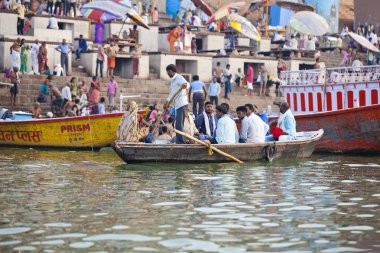 Varanasi, Uttar Pradesh, Hindistan - 7 Temmuz 2018: banyo ve ritüel su kutsal Ganj Nehri, sabahın erken saatlerinde gerçekleştirme hacılar