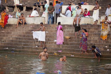 Varanasi, Uttar Pradesh, Hindistan - 7 Temmuz 2018: banyo ve ritüel su kutsal Ganj Nehri, sabahın erken saatlerinde gerçekleştirme hacılar