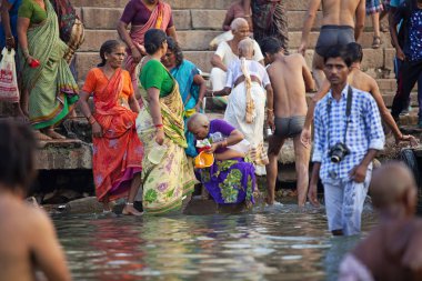 Varanasi, Uttar Pradesh, Hindistan - 7 Temmuz 2018: banyo ve ritüel su kutsal Ganj Nehri, sabahın erken saatlerinde gerçekleştirme hacılar