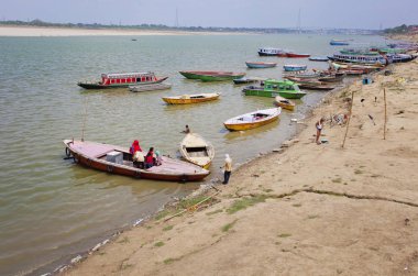 Varanasi, Uttar Pradesh, Hindistan - 7 Temmuz 2018: banyo ve ritüel su kutsal Ganj Nehri, sabahın erken saatlerinde gerçekleştirme hacılar