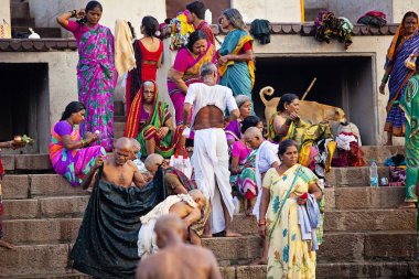 Varanasi, Uttar Pradesh, Hindistan - 7 Temmuz 2018: banyo ve ritüel su kutsal Ganj Nehri, sabahın erken saatlerinde gerçekleştirme hacılar