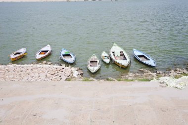 Varanasi, Uttar Pradesh, Hindistan - 7 Temmuz 2018:, Deniz araçları, Hindistan'da Ganga nehrinde / Varanasi