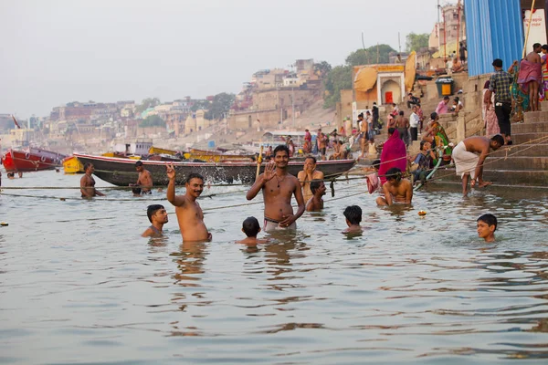 Varanasi Uttar Pradesh India Juli 2018 Pelgrims Baden Uitvoeren Van — Stockfoto