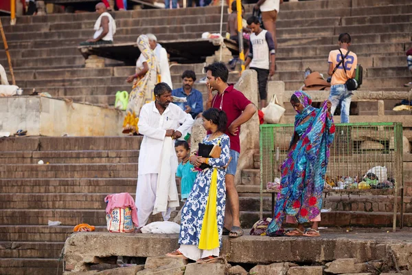 Варанасі Уттар Прадеш Індія 2018 Липня Паломників Купання Виконуючи Ритуальне — стокове фото