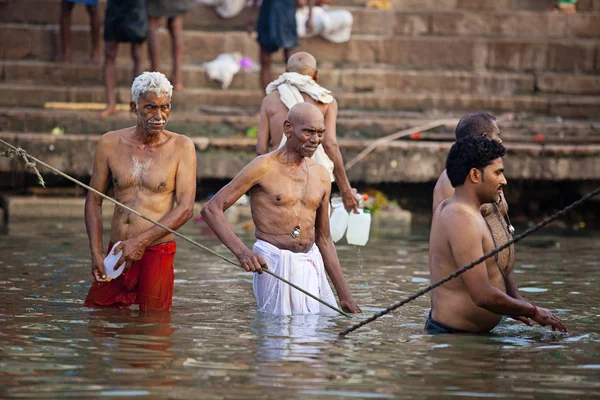 Varanasi Uttar Pradesh Índia Julho 2018 Peregrinos Que Tomam Banho — Fotografia de Stock