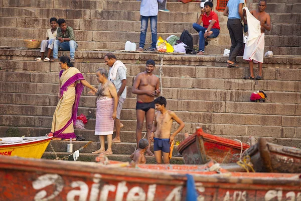 バラナシ ウッタル プラデーシュ州 インド 2018 巡礼者の入浴や早朝に水聖なるガンジス川で儀式を実行します — ストック写真