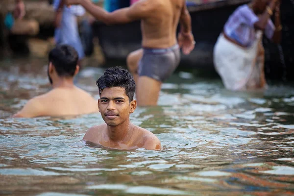 Varanasi Uttar Pradesh Índia Julho 2018 Peregrinos Que Tomam Banho — Fotografia de Stock