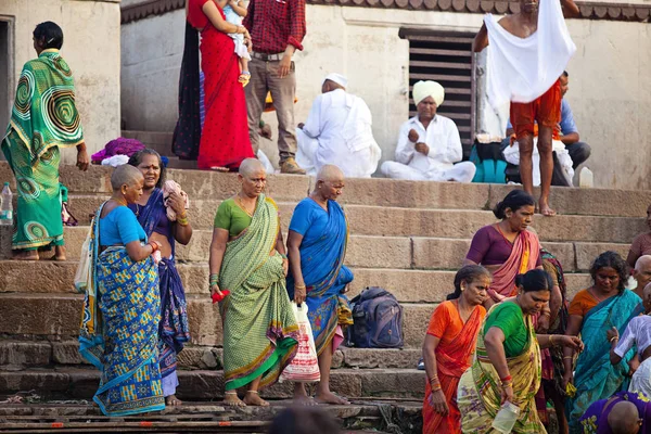 印度北方邦瓦拉纳西 2018年7月7日 清晨朝圣者沐浴和表演仪式在水神圣的恒河畔 — 图库照片
